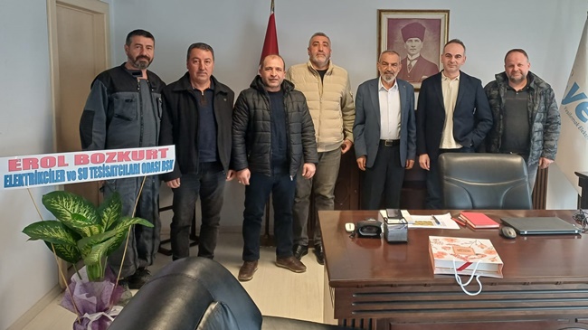 ELEKTRİKÇİ ESNAFINDAN YENİ MÜDÜRE KUTLAMA ZİYARETİ 